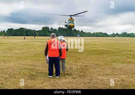 L'elicottero aperto campionato sport della Repubblica di Bielorussia 'Gorovets cup' - 2015. Esercizio - volo sulla precisione. Foto Stock