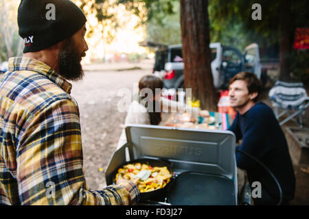 La prima colazione è pronto in un campeggio di Big Sur, California Foto Stock