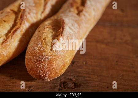 Due baguette, il classico filone di pane francese Foto Stock