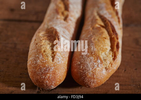 Due baguette, il classico filone di pane francese Foto Stock