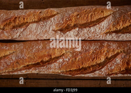 Due baguette, il classico filone di pane francese Foto Stock