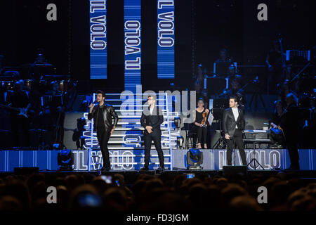 Torino, Italia. 27 gennaio, 2016. Il gruppo italiano Il volo è costituito da due tenori e un baritono, vincitori del Festival di Sanremo nel 2015, eseguiti dal vivo in un sold out concerto presso la Pala Alpitour. Nella foto Ignazio Boschetto, Piero Barone e Gianluca Ginoble. © Elena Aquila/Pacific Press/Alamy Live News Foto Stock