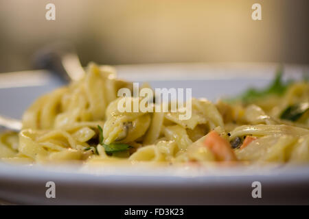 Patate dolci, formaggio di capra e la cipolla rossa tagliatelle dal lato. Pasta Vegetariana pietanza preparata e ideato da uno chef Francese Foto Stock