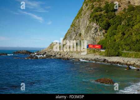 Red NZ corrieri carrello sulla Statale uno al punto di Ohau, Kaikoura Coast, Marlborough, Isola del Sud, Nuova Zelanda Foto Stock