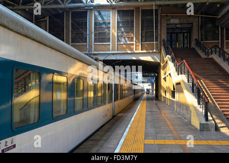 Vuoto piattaforma ferroviaria sulla ferrovia Trans-Siberian presso la Stazione Ferroviaria di Pechino Foto Stock