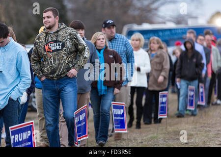 Lexington, South Carolina, Stati Uniti d'America. Il 27 gennaio, 2016. I sostenitori di attendere in linea fuori per vedere il miliardario e GOP candidato presidenziale Donald Trump in un rally Gennaio 27, 2016 in Lexington, Carolina del Sud. Foto Stock