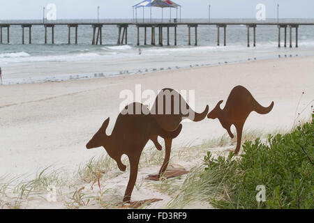 Adelaide Australia. Il 28 gennaio 2016. Un impianto di di 15 sculture sulle dune di sabbia chiamata "molo di Brighton Mob" dall'artista David Doyle utilizzando l'iconica Kangaroo per portare i popoli la consapevolezza per la macellazione di animali nativi australiani su strade e roadkill Credito: amer ghazzal/Alamy Live News Foto Stock