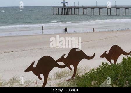 Adelaide Australia. Il 28 gennaio 2016. Un impianto di di 15 sculture sulle dune di sabbia chiamata "molo di Brighton Mob" dall'artista David Doyle utilizzando l'iconica Kangaroo per portare i popoli la consapevolezza per la macellazione di animali nativi australiani su strade e roadkill Credito: amer ghazzal/Alamy Live News Foto Stock