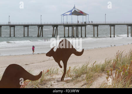 Adelaide Australia. Il 28 gennaio 2016. Un impianto di di 15 sculture sulle dune di sabbia chiamata "molo di Brighton Mob" dall'artista David Doyle utilizzando l'iconica Kangaroo per portare i popoli la consapevolezza per la macellazione di animali nativi australiani su strade e roadkill Credito: amer ghazzal/Alamy Live News Foto Stock