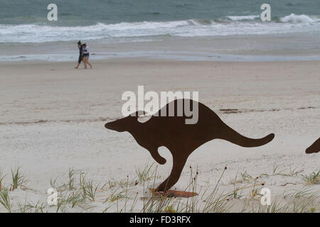 Adelaide Australia. Il 28 gennaio 2016. Un impianto di di 15 sculture sulle dune di sabbia chiamata "molo di Brighton Mob" dall'artista David Doyle utilizzando l'iconica Kangaroo per portare i popoli la consapevolezza per la macellazione di animali nativi australiani su strade e roadkill Credito: amer ghazzal/Alamy Live News Foto Stock