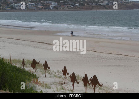 Adelaide Australia. Il 28 gennaio 2016. Un impianto di di 15 sculture sulle dune di sabbia chiamata "molo di Brighton Mob" dall'artista David Doyle utilizzando l'iconica Kangaroo per portare i popoli la consapevolezza per la macellazione di animali nativi australiani su strade e roadkill Credito: amer ghazzal/Alamy Live News Foto Stock