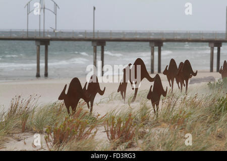 Adelaide Australia. Il 28 gennaio 2016. Un impianto di di 15 sculture sulle dune di sabbia chiamata "molo di Brighton Mob" dall'artista David Doyle utilizzando l'iconica Kangaroo per portare i popoli la consapevolezza per la macellazione di animali nativi australiani su strade e roadkill Credito: amer ghazzal/Alamy Live News Foto Stock