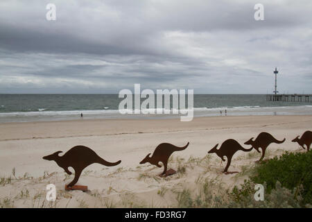 Adelaide Australia. Il 28 gennaio 2016. Un impianto di di 15 sculture sulle dune di sabbia chiamata "molo di Brighton Mob" dall'artista David Doyle utilizzando l'iconica Kangaroo per portare i popoli la consapevolezza per la macellazione di animali nativi australiani su strade e roadkill Credito: amer ghazzal/Alamy Live News Foto Stock