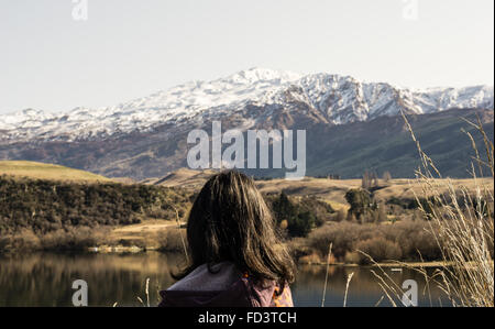 Donna asiatica guardando lo splendido Nuova Zelanda viste in Arrowtown, Isola del Sud. Foto Stock