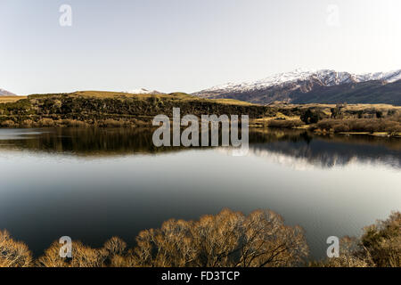 Splendidi colori delle riflessioni sul lago e le montagne in Arrowtown, Nuova Zelanda. Foto Stock