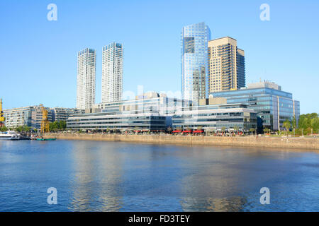 Buenos Aires - 2 Dicembre 2015: la luce del giorno. vista di Puerto Madero, l'Argentina il 2 dicembre 2015. Foto Stock