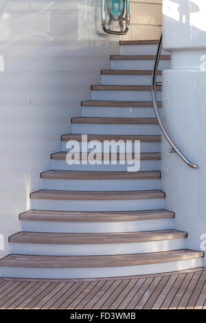 Scale di legno fino sulla terrazza prendisole dell'yacht di lusso sulla giornata di sole Foto Stock