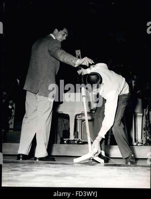 1946 - Jerry Lewis (sinistra) come Barry Fitzgerald e Dean Martin come Bing Crosby nella pellicola ''Going My Way" nell'esilarante finale del film. Martin si accompagnerà a la Crosby al tintinnio della musica del musical box. Martin e Lewis sono ululati successo al palladio; mettendo su uno dei più rumorosi più pazza e trasforma il palladio ha mai visto, Dean Martin e Jerry Lewis acored un enorme successo all'inizio delle loro due settimane l'aspetto. Stelle di otto film per la Paramount, Martin e Lewis sono anche teatro di incomparabile e night club animatori, mentre loro gramophone record hanno anche un in Foto Stock