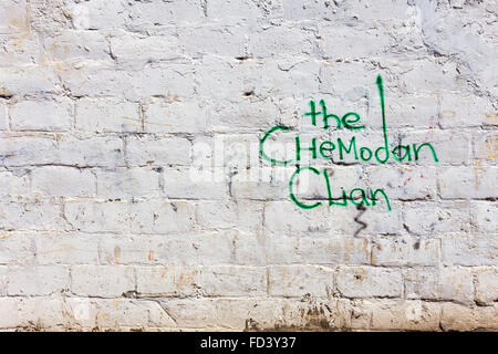 Bulli colorata facciata del vecchio edificio, richiede riparazioni urgenti. Lo stile del paesaggio. Grungy superficie di calcestruzzo, windows con barre Foto Stock