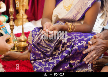 Donna preghiere ricevute dal sacerdote. La tradizione indiana indù cerimonia religiosa. India rituali particolari eventi. Foto Stock