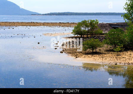 Indonesiano tradizionale paesaggio con oceano indiano, a Sulawesi, Manado, Indonesia Foto Stock