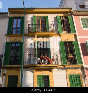 Santa Catalina tipica casa di pescatori edifici con persiane alle finestre e balconi Foto Stock