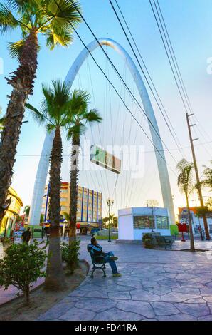 La millenaria Arco (Arco y Reloj monumentale), un acciaio metallico arco all'ingresso della città di Tijuana in Messico, in zona c Foto Stock