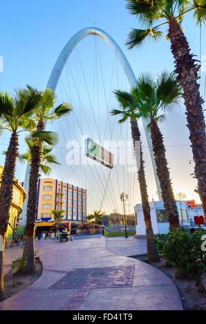 La millenaria Arco (Arco y Reloj monumentale), un acciaio metallico arco all'ingresso della città di Tijuana in Messico, in zona c Foto Stock