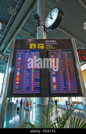 Aeroporto partenza calendario e orologio sul dicembre 18, 2015 a Palma di Maiorca, isole Baleari, Spagna Foto Stock