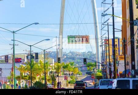 La millenaria Arco (Arco y Reloj monumentale), un acciaio metallico arco all'ingresso della città di Tijuana in Messico, in zona c Foto Stock