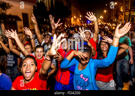 L'Avana, Cuba. 27 gennaio, 2016. Il popolo cubano commemorare la nascita 163anniversario dell'indipendenza di Cuba hero Jose Marti all'ingresso dell Università dell Avana a l'Avana, Cuba, Gennaio 27, 2016. Credito: Liu Bin/Xinhua/Alamy Live News Foto Stock