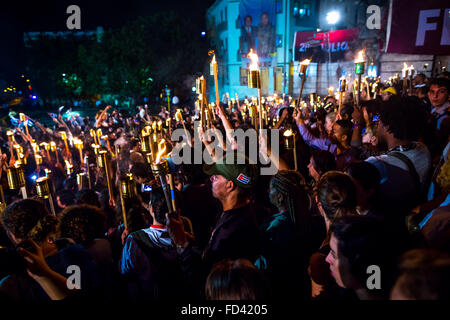 L'Avana, Cuba. 27 gennaio, 2016. Il popolo cubano commemorare la nascita 163anniversario dell'indipendenza di Cuba hero Jose Marti all'ingresso dell Università dell Avana a l'Avana, Cuba, Gennaio 27, 2016. Credito: Liu Bin/Xinhua/Alamy Live News Foto Stock