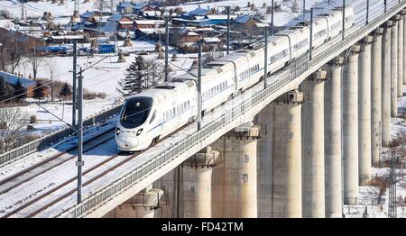 (160128) -- CHANGCHUN, Gennaio 28, 2016 (Xinhua) -- Un treno bullet rigidi in città Jiaohe, a nord-est della Cina di provincia di Jilin, Gennaio 26, 2016. A 350 chilometri di rete ferroviaria ad alta velocità che collega la città di Jilin e Hunchun Città, due città in provincia di Jilin, ha iniziato a operare nel settembre scorso. La linea è detto di essere 'a nord-est della Cina di più bella linea ferroviaria ad alta velocità' come passa attraverso molti punti panoramici di Jilin. Durante i quaranta giorni di Festival di Primavera di viaggio rush, che è iniziato il 24 gennaio, la linea è previsto per effettuare il riporto di 800.000 passeggeri. Festa della primavera, la Cina la festa più importante che il centraggio sul fam Foto Stock