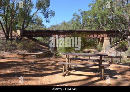 Un tavolo da picnic e il ponte della ferrovia si riserva Heritage Trail in John Forrest National Park, Australia occidentale Foto Stock