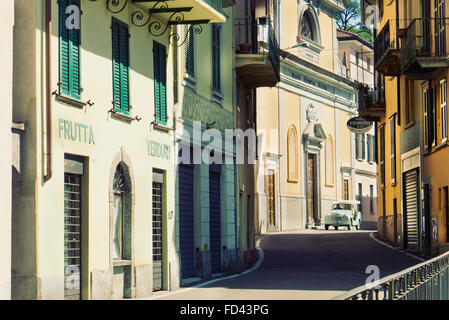 1954 Fiat Topolino Jolly beach automobile guida attraverso un villaggio italiano sul Lago di Como. Foto Stock