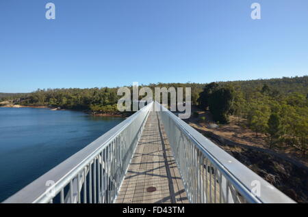 La passerella sulla sommità del Mundaring Weir dam, Perth, Western Australia Foto Stock