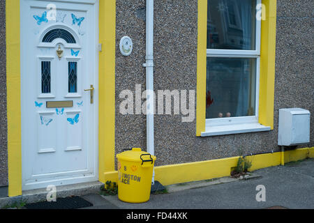 Tutto su giallo in questa casa in Falmouth, Cornwall Foto Stock