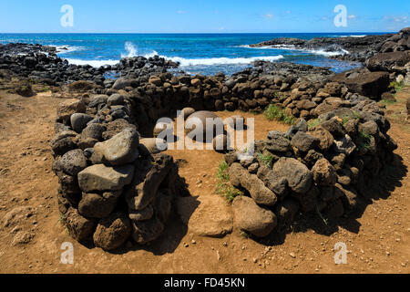 Cile, l'isola di pasqua, Parco Nazionale di Rapa Nui, Te Pito Kura, Te Pito Kura Henua pietra (ombelico del mondo), Patrimonio Mondiale dell Unesco Foto Stock