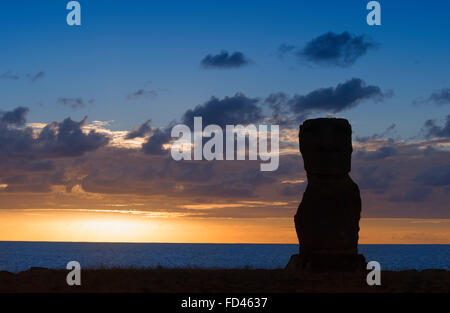 Cile, l'isola di pasqua, Hanga Kio'e, Hanga Kio"e Moai al tramonto, Parco Nazionale di Rapa Nui, Patrimonio Mondiale dell Unesco Foto Stock