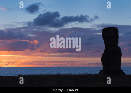 Cile, l'isola di pasqua, Hanga Kio'e, Hanga Kio"e Moai al tramonto, Parco Nazionale di Rapa Nui, Patrimonio Mondiale dell Unesco Foto Stock