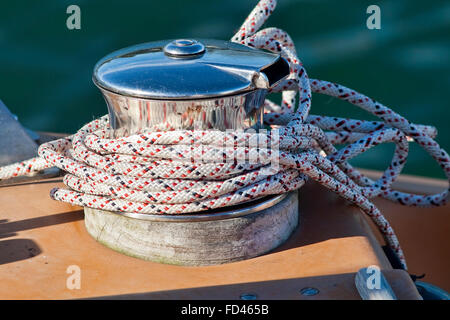 Primo piano su un cabestano a bordo di una barca a vela Foto Stock