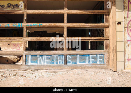 Un edificio abbandonato a Bombay Beach, California, sulla riva orientale del Salton Sea Foto Stock