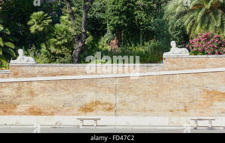 Coppia di sfingi a Piazza Del Popolo Roma Lazio Italia Europa Foto Stock