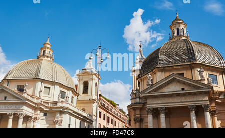 Due chiese gemelle di Santa Maria in Montesanto 1675 (sinistra) e Santa Maria dei Miracoli 1681 Piazza Del Popolo Roma Lazio Italia Foto Stock