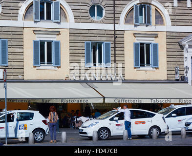 I taxi in coda al di fuori del Cafe Canova di Piazza Del Popolo Roma Lazio Italia Europa Foto Stock