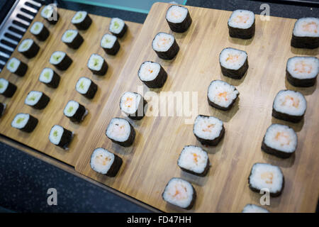 Sushi per la vendita in un supermercato Foto Stock