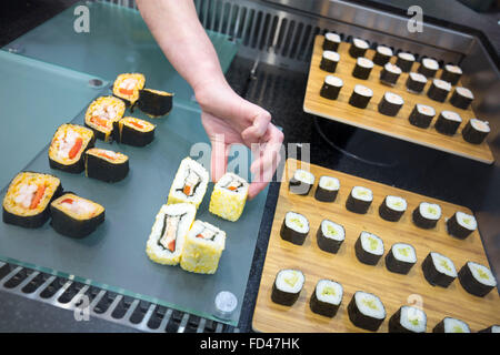 Sushi per la vendita in un supermercato Foto Stock