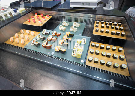 Sushi per la vendita in un supermercato Foto Stock