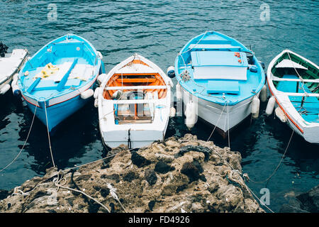 Vivacemente colorato in legno barche da pesca sull isola di Ischia, Italia Foto Stock