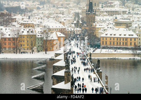 La magnifica vista del Ponte Carlo nel periodo invernale, Praga, Boemia, Repubblica Ceca Foto Stock